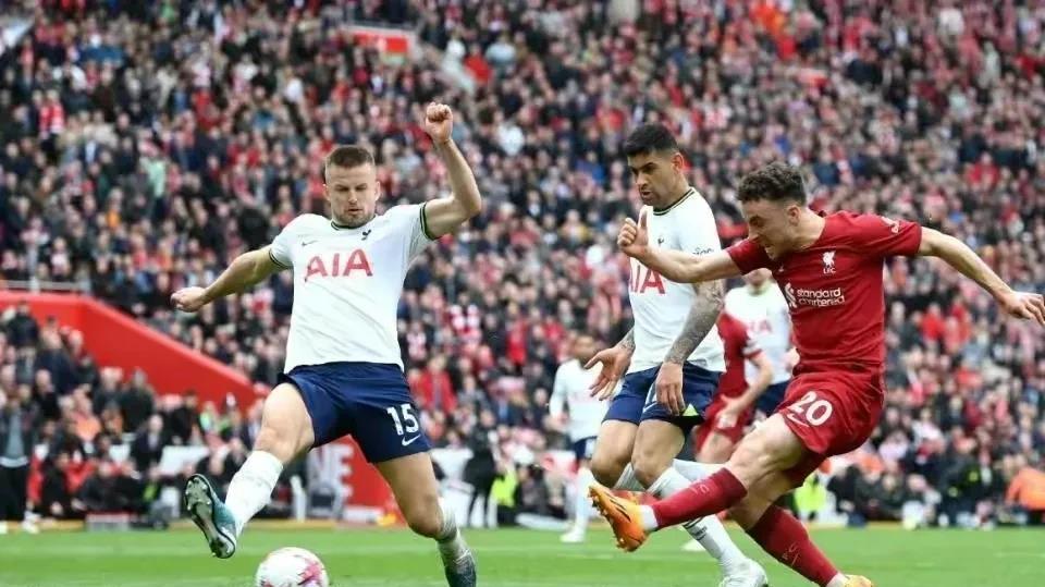 利物浦曼联双双受挫,英超竞争激烈 利物浦曼联双双受挫,英超竞争激烈