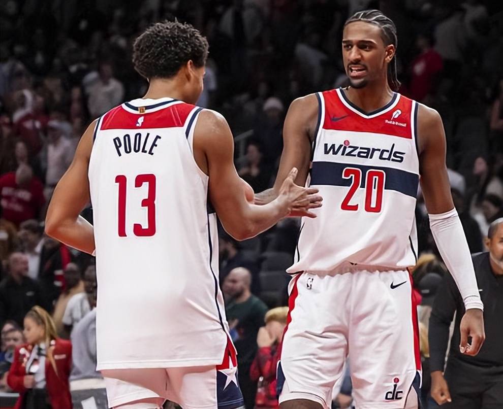 雄鹿主场大胜公牛,使球队保持东部第一位置 雄鹿主场大胜公牛,使球队保持东部第一位置