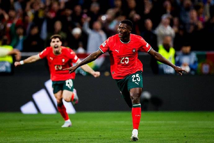 关于欧国联比赛惊险收官，胜者笑到最后的信息