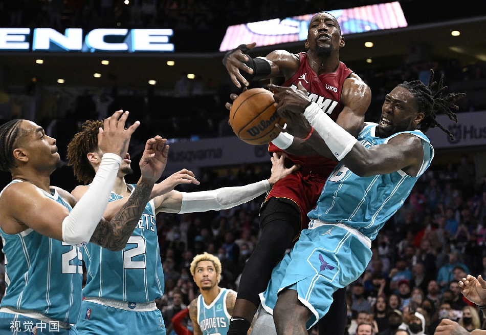 热火客场战胜黄蜂，士气大振全队备战季后赛