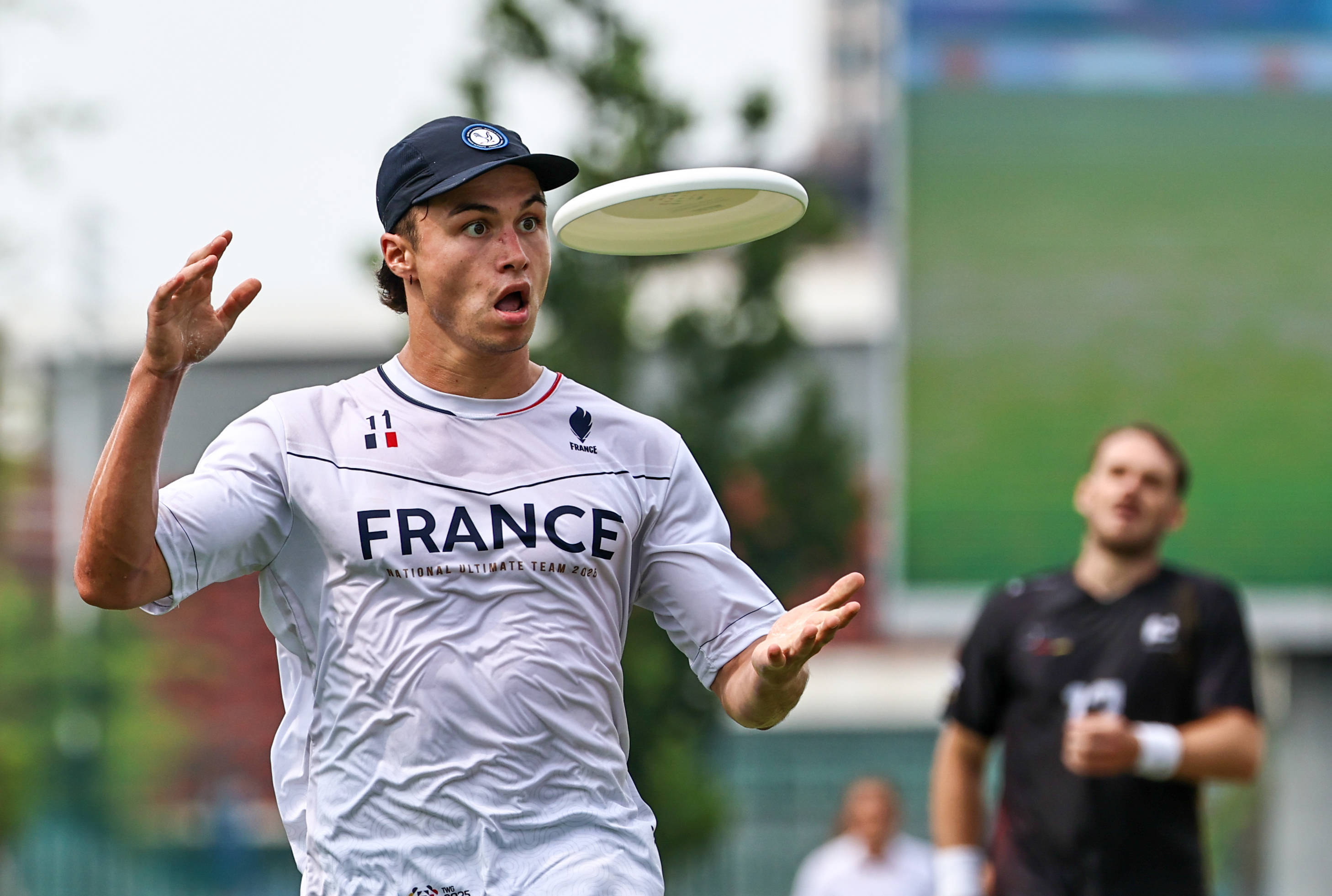 球队赛后庆祝胜利，球员欢呼雀跃