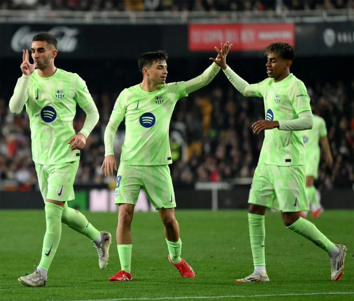 包含阿拉贡巴伦西亚客场完胜对手，展现出色实力的词条