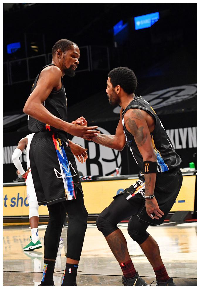 尼克客场击败篮网，双城兄弟合砍40分