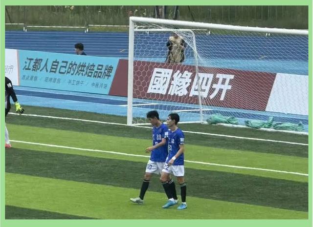 足球赛场上发生精彩对决引发热议 足球赛场上发生精彩对决引发热议